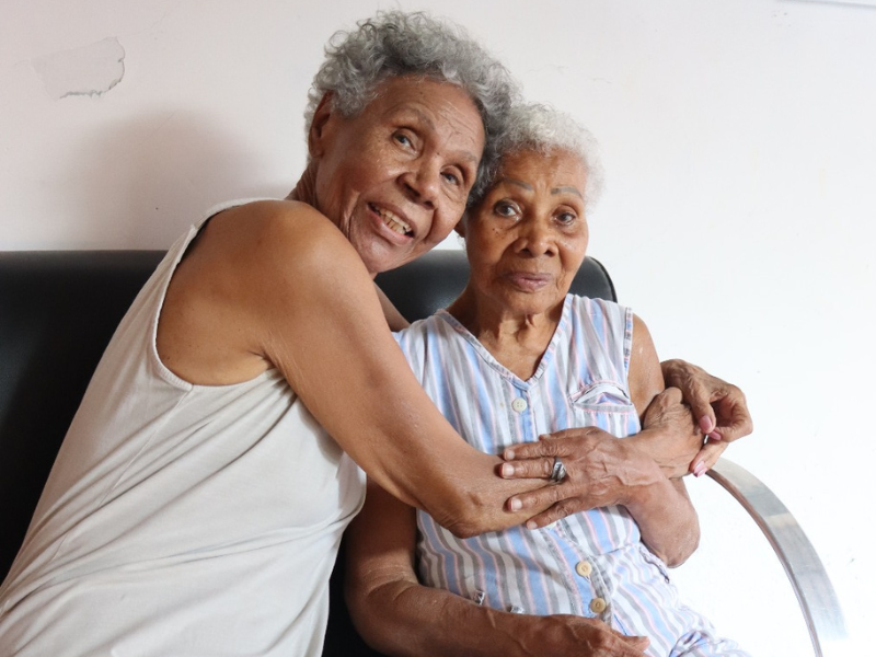 Duas mulheres se abraçando